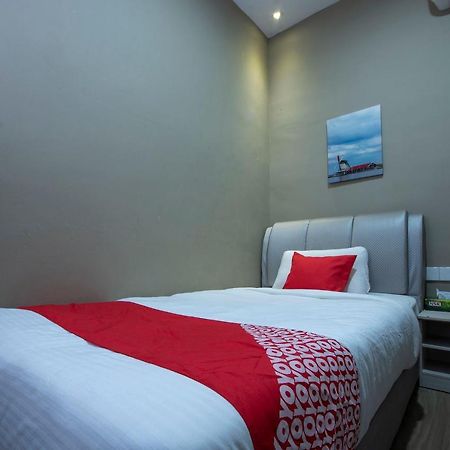 Oyo 90231 Hotel By The Park Plt Johor Bahru Eksteriør bilde